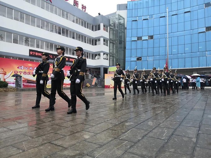 砺剑军事主题社区教官学长团国旗仪仗队再次出发，参加安宁市2020年庆“七·一”同升国旗同唱国歌！ 第 3 张