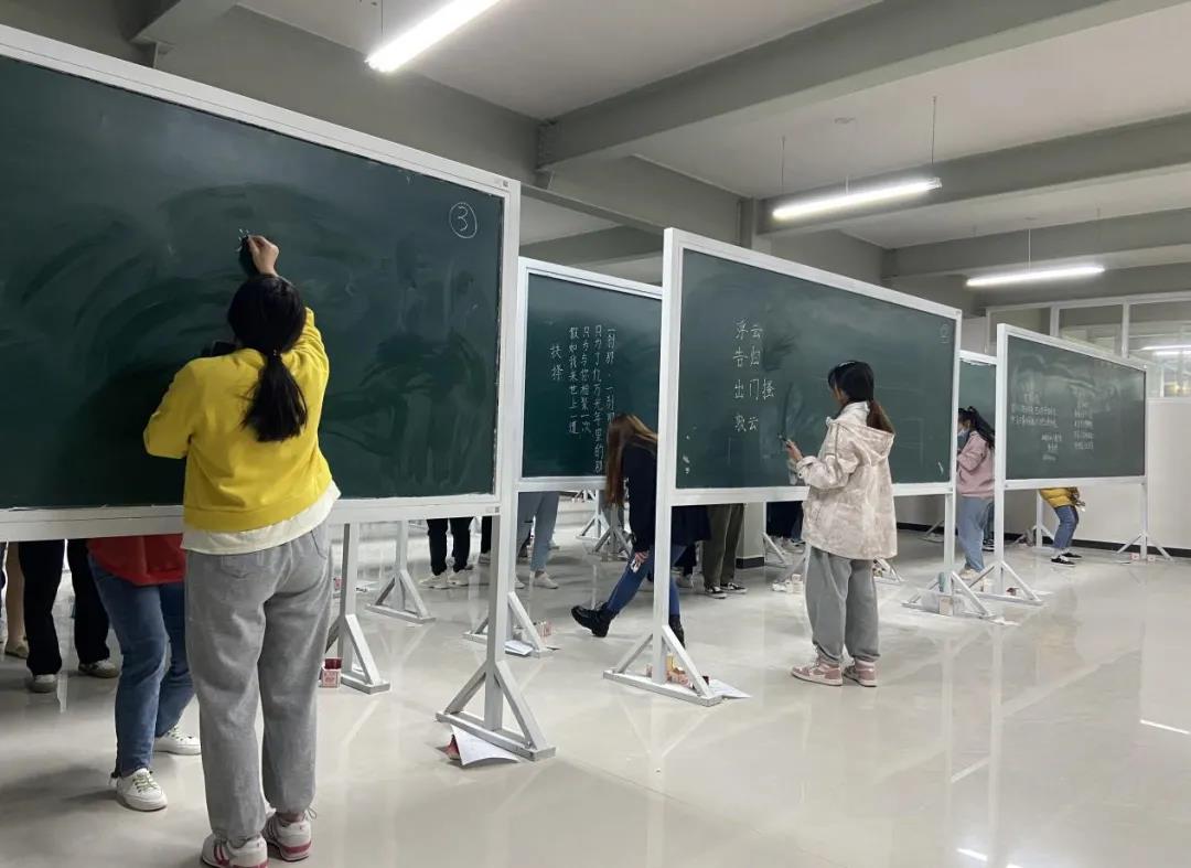 第十届“翰文杯”学科专业大赛 ——师范生专业技能大赛粉笔字比赛获奖名单及获奖作品展示1.jpg