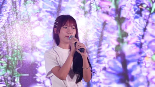 在节目歌曲串烧《后来的我们》演出时,传媒系姚盈老师及学生们为本次