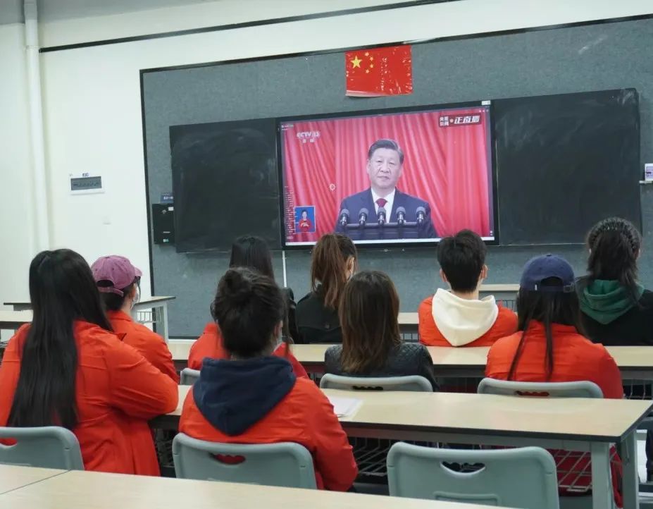 3.jpg 【创美艺传】青春心向党|艺术与传媒学院组织集中观看中国共产党第二十次全国代表大会开幕会盛况 第 3 张