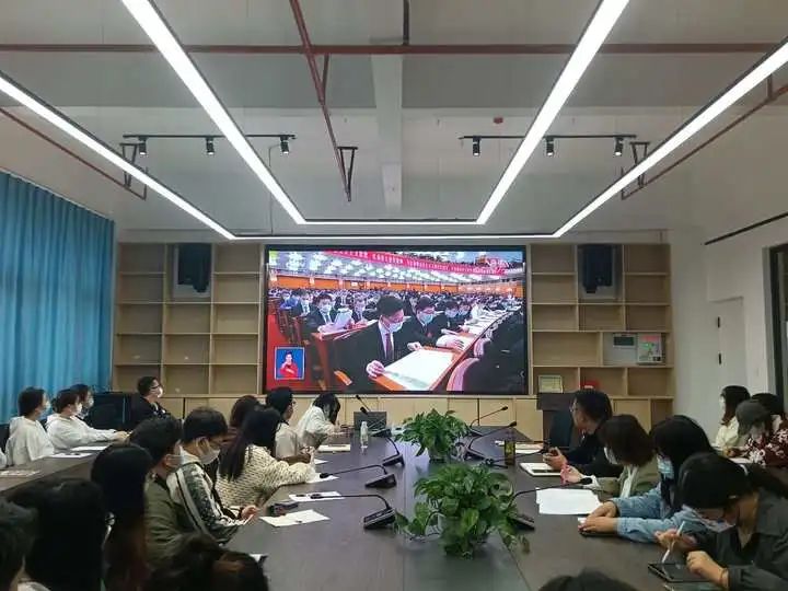 5.jpg 【创美艺传】青春心向党|艺术与传媒学院组织集中观看中国共产党第二十次全国代表大会开幕会盛况 第 7 张