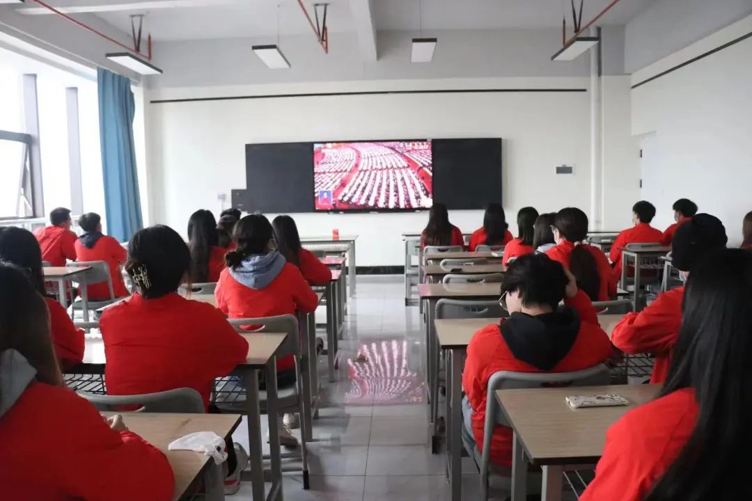 9.jpg 【创美艺传】青春心向党|艺术与传媒学院组织集中观看中国共产党第二十次全国代表大会开幕会盛况 第 9 张