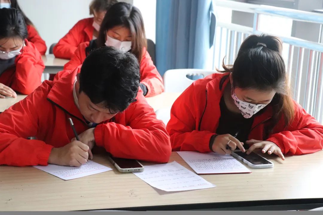 10.jpg 【创美艺传】青春心向党|艺术与传媒学院组织集中观看中国共产党第二十次全国代表大会开幕会盛况 第 12 张