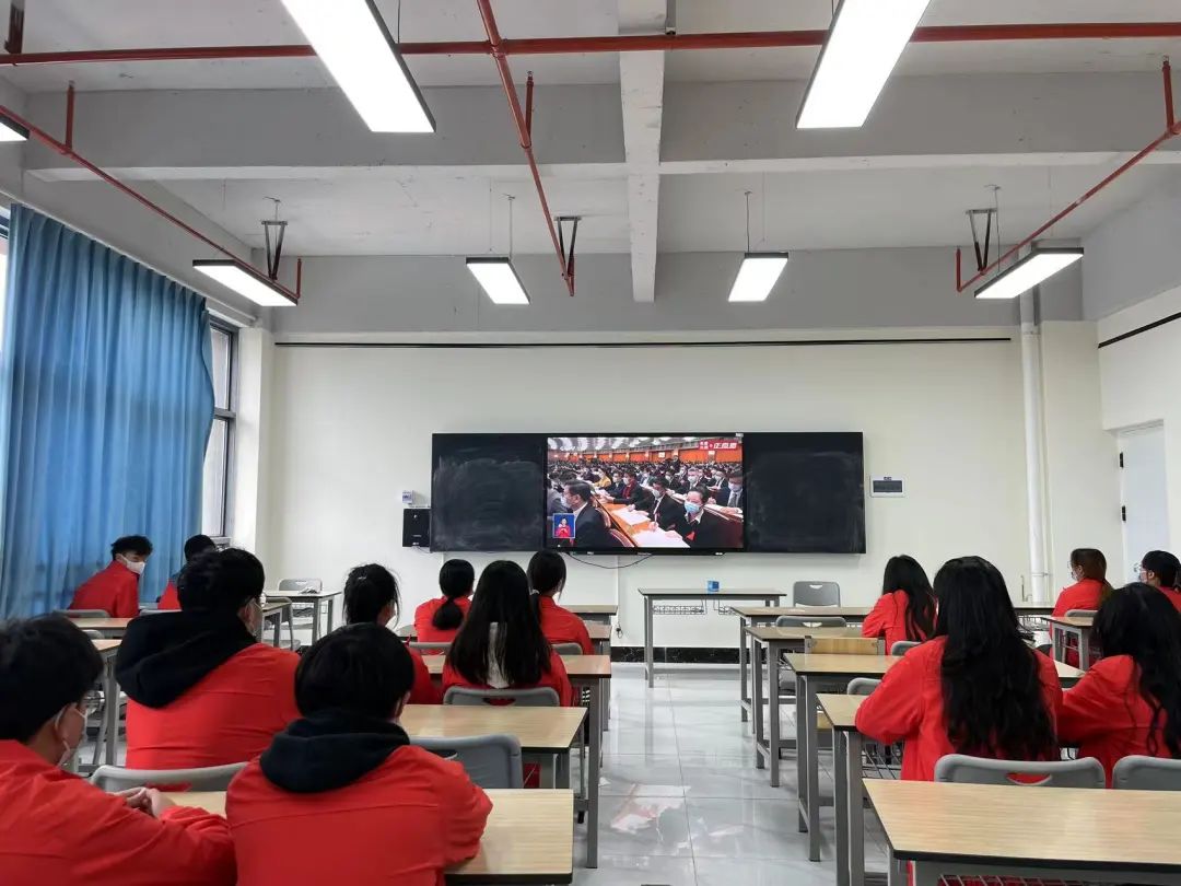 14.jpg 【创美艺传】青春心向党|艺术与传媒学院组织集中观看中国共产党第二十次全国代表大会开幕会盛况 第 13 张