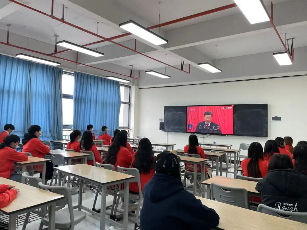 16.jpg 【创美艺传】青春心向党|艺术与传媒学院组织集中观看中国共产党第二十次全国代表大会开幕会盛况 第 14 张