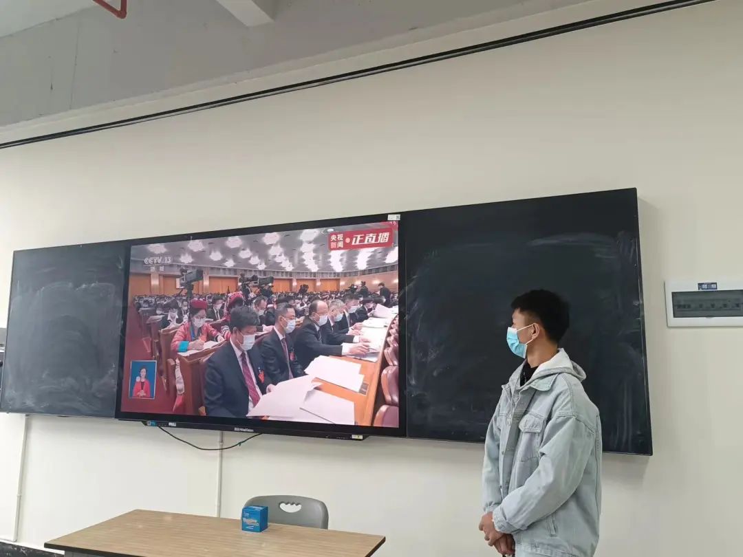 17.jpg 【创美艺传】青春心向党|艺术与传媒学院组织集中观看中国共产党第二十次全国代表大会开幕会盛况 第 15 张