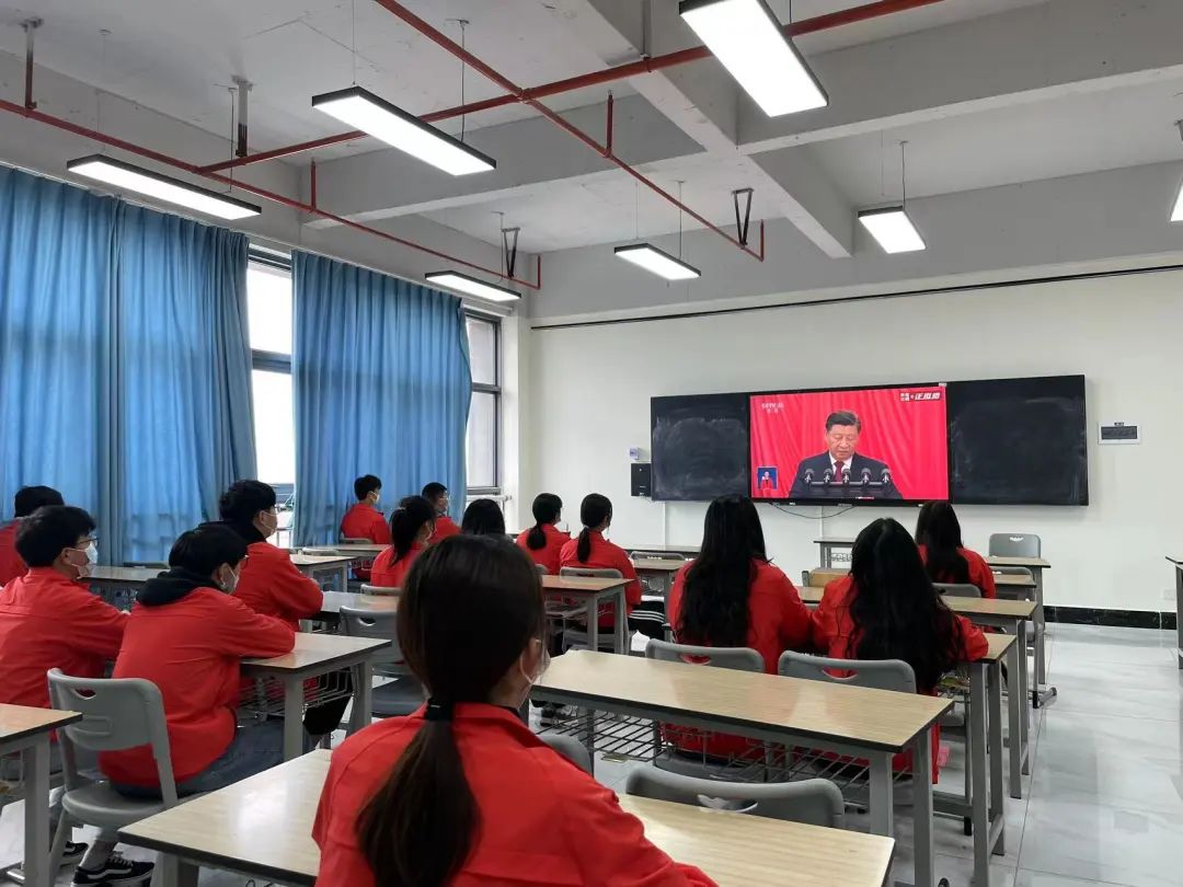 15.jpg 【创美艺传】青春心向党|艺术与传媒学院组织集中观看中国共产党第二十次全国代表大会开幕会盛况 第 16 张