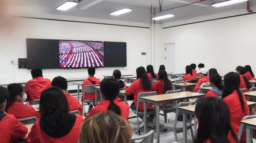 18.jpg 【创美艺传】青春心向党|艺术与传媒学院组织集中观看中国共产党第二十次全国代表大会开幕会盛况 第 17 张