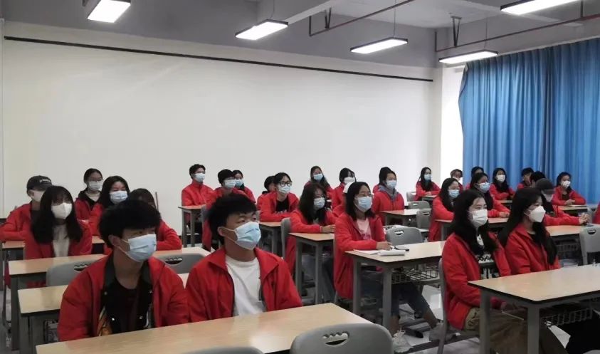 19.jpg 【创美艺传】青春心向党|艺术与传媒学院组织集中观看中国共产党第二十次全国代表大会开幕会盛况 第 18 张