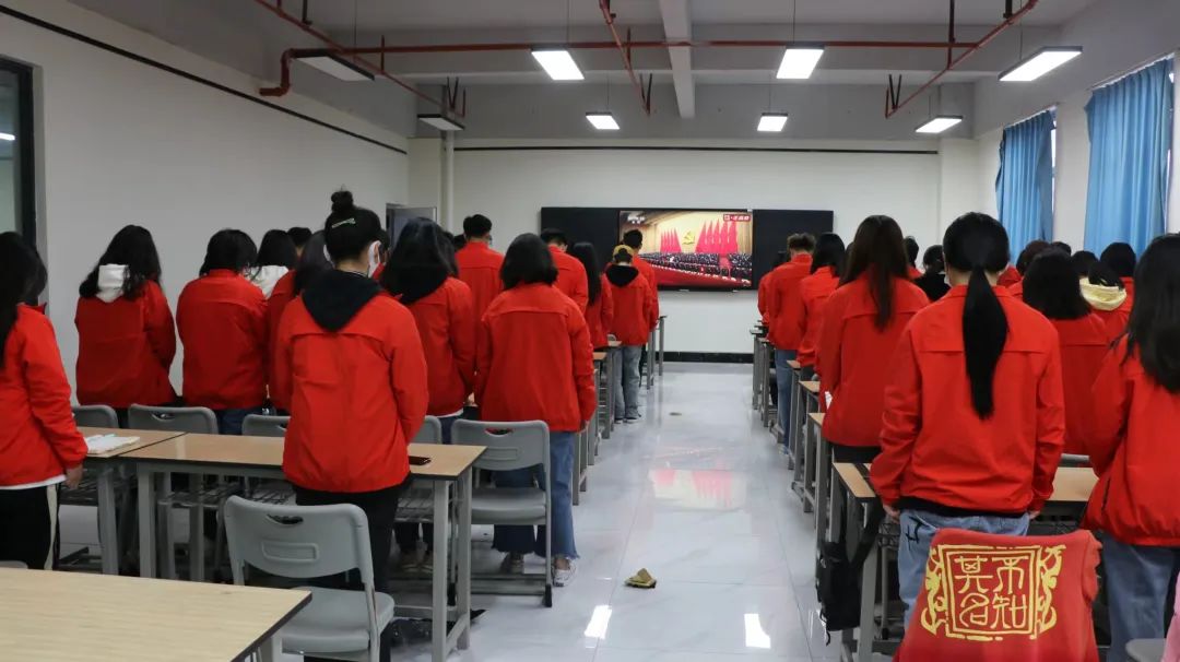 21.jpg 【创美艺传】青春心向党|艺术与传媒学院组织集中观看中国共产党第二十次全国代表大会开幕会盛况 第 19 张