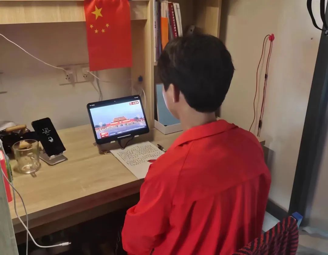 【创美艺传】喜迎国庆｜艺术与传媒学院学子观升旗仪式有感 第 1 张