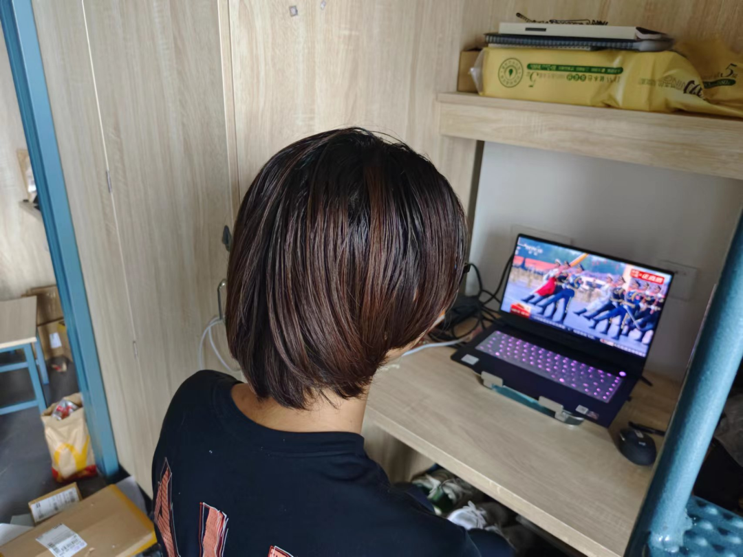 【创美艺传】喜迎国庆｜艺术与传媒学院学子观升旗仪式有感 第 3 张