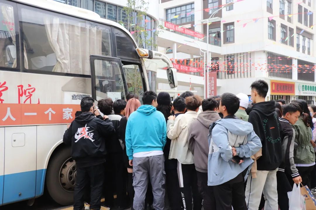 【创美艺传】“挤”校车是种什么样的体验？ 第 2 张