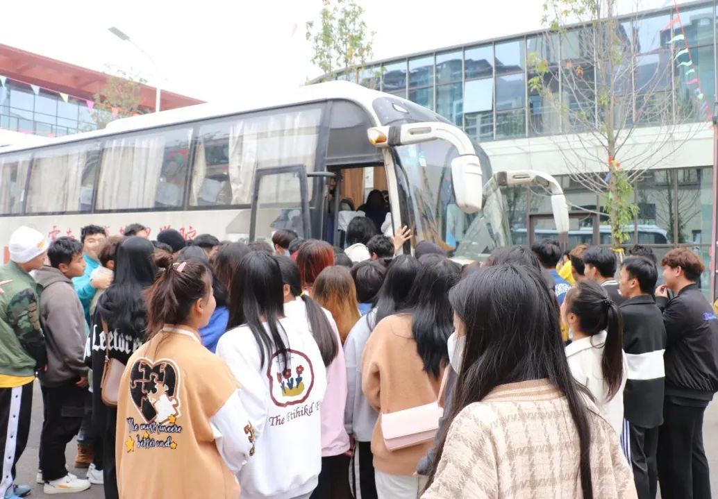 【创美艺传】“挤”校车是种什么样的体验？ 第 3 张