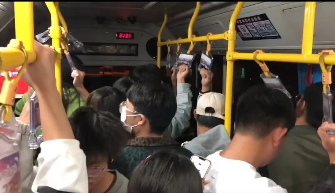 【创美艺传】“挤”校车是种什么样的体验？ 第 4 张