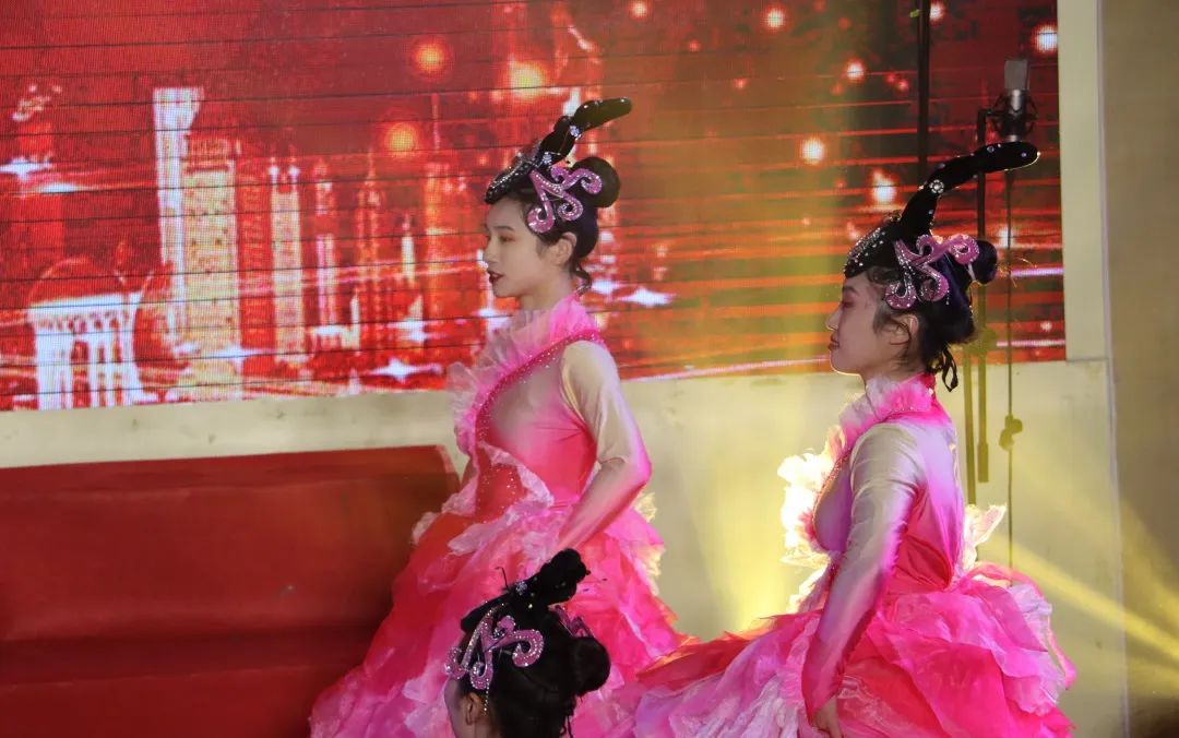 【创美艺传】云南经济管理学院教职工合唱比赛暨30周年校庆活动圆满结束 第 9 张