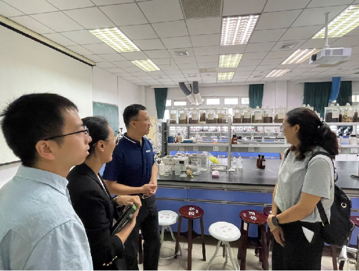 9.参观药学实验室.jpg.png 9.参观药学实验室.jpg.png