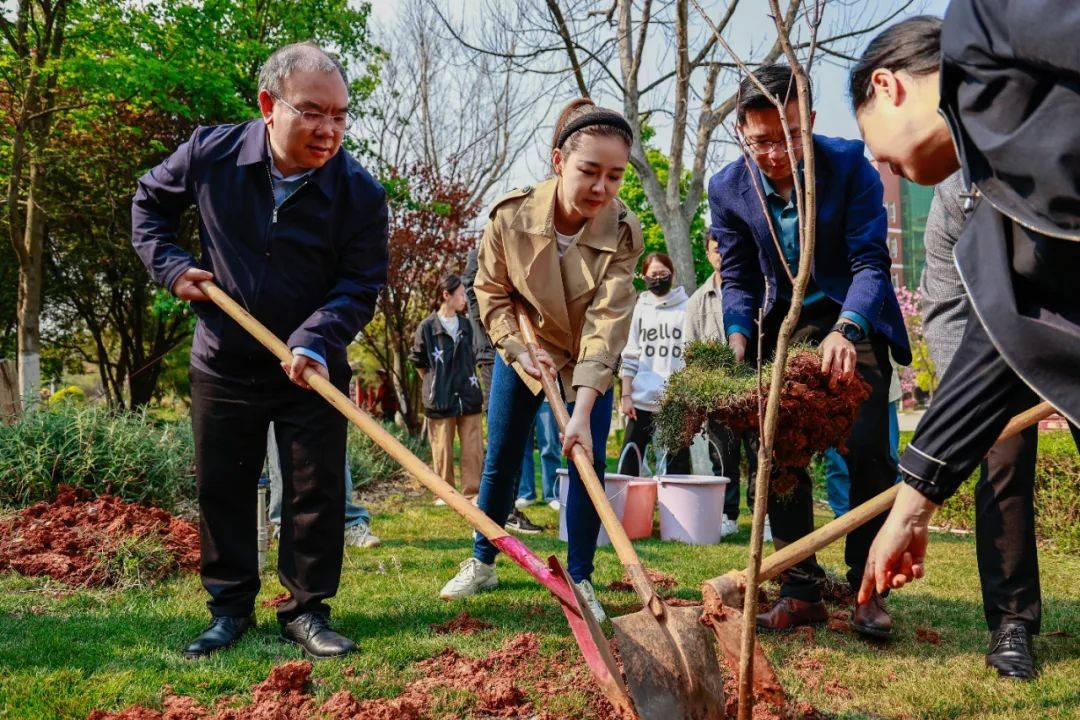 今天，学校师生一同种下“希望”树！ 第 4 张