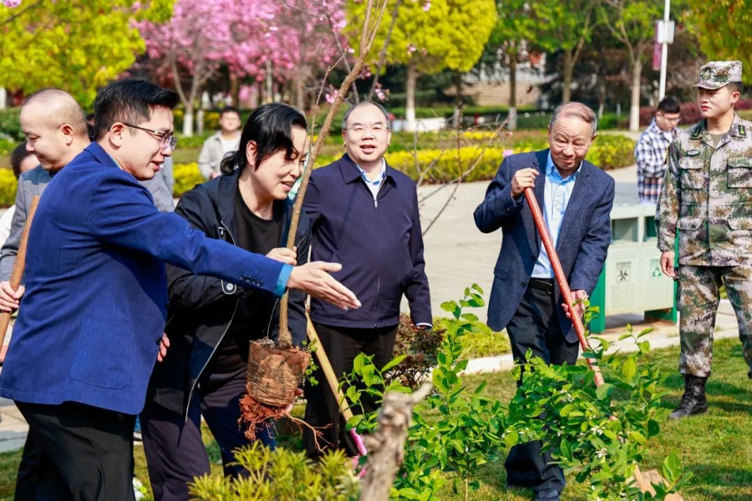 今天，学校师生一同种下“希望”树！ 第 5 张