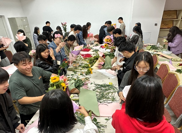 【团学活动】信智学院举办教师节扎花活动，以美育与德育共促师生情深 第 1 张