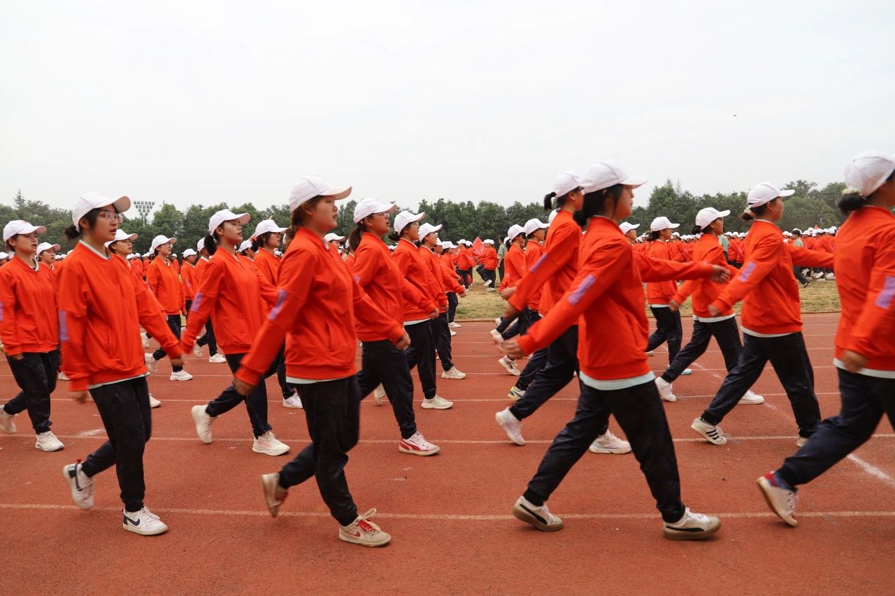 鲜衣怒马少年时 厉兵秣马点兵日——云南经济管理学院医学院军训结业典礼 第 6 张 鲜衣怒马少年时 厉兵秣马点兵日——云南经济管理学院医学院军训结业典礼 第 6 张