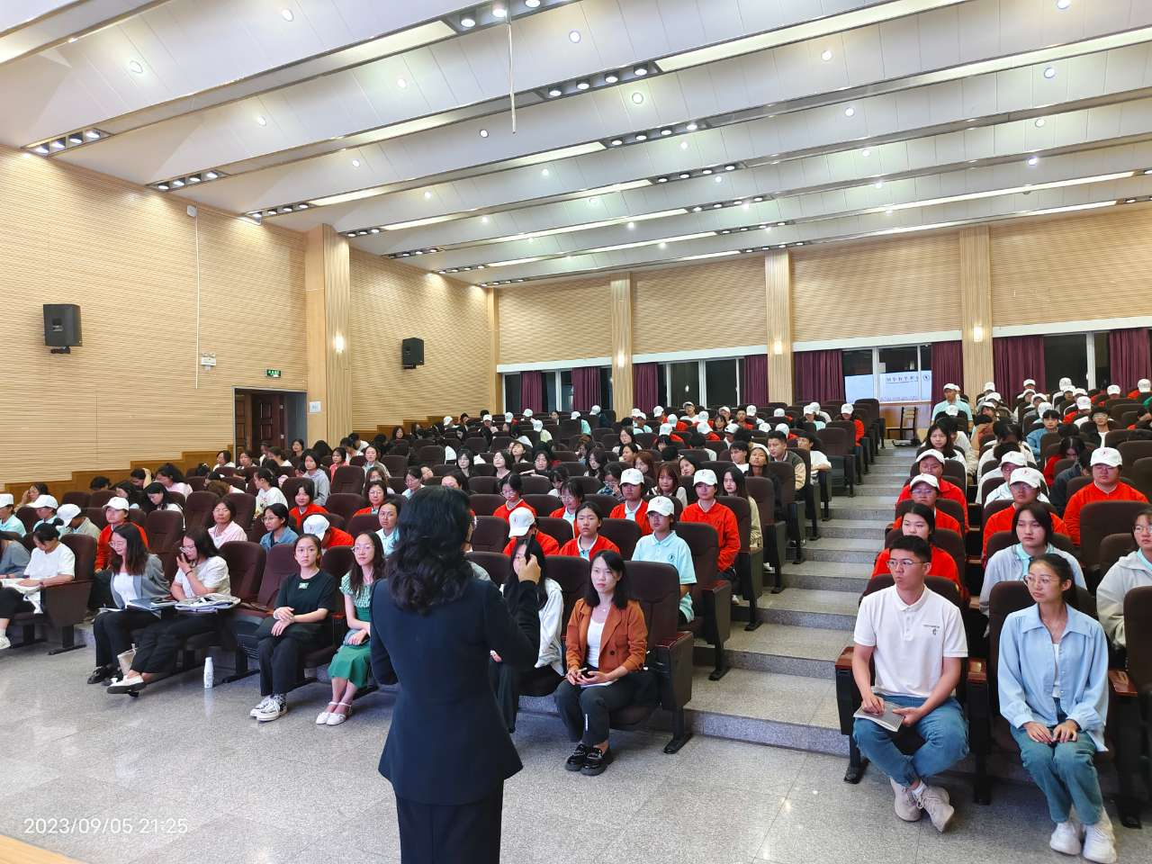 分析专业发展 做好思想教育——学科带头人与学生交流会 第 4 张 分析专业发展 做好思想教育——学科带头人与学生交流会 第 4 张