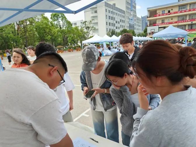 “百日攻坚”冲锋号 跑出就业加速度— 云南经济管理学院医学类专场招聘会圆满举办 第 9 张