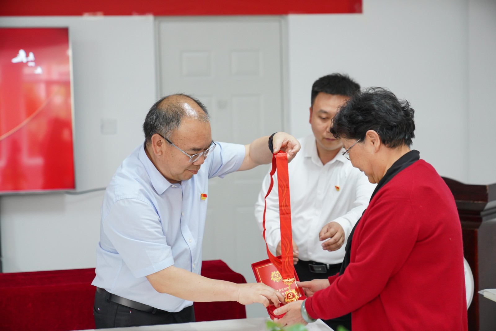 【庆七一】学校向李琴书同志颁发“光荣在党50年”纪念章 第 3 张