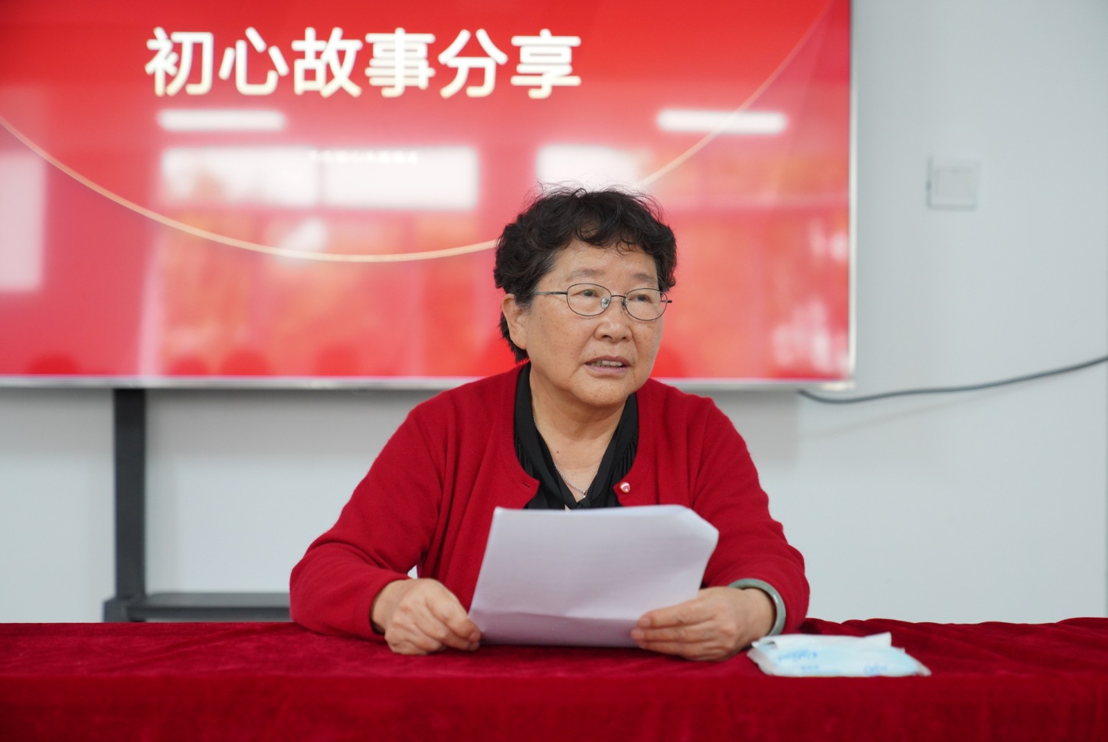 【庆七一】学校向李琴书同志颁发“光荣在党50年”纪念章 第 7 张