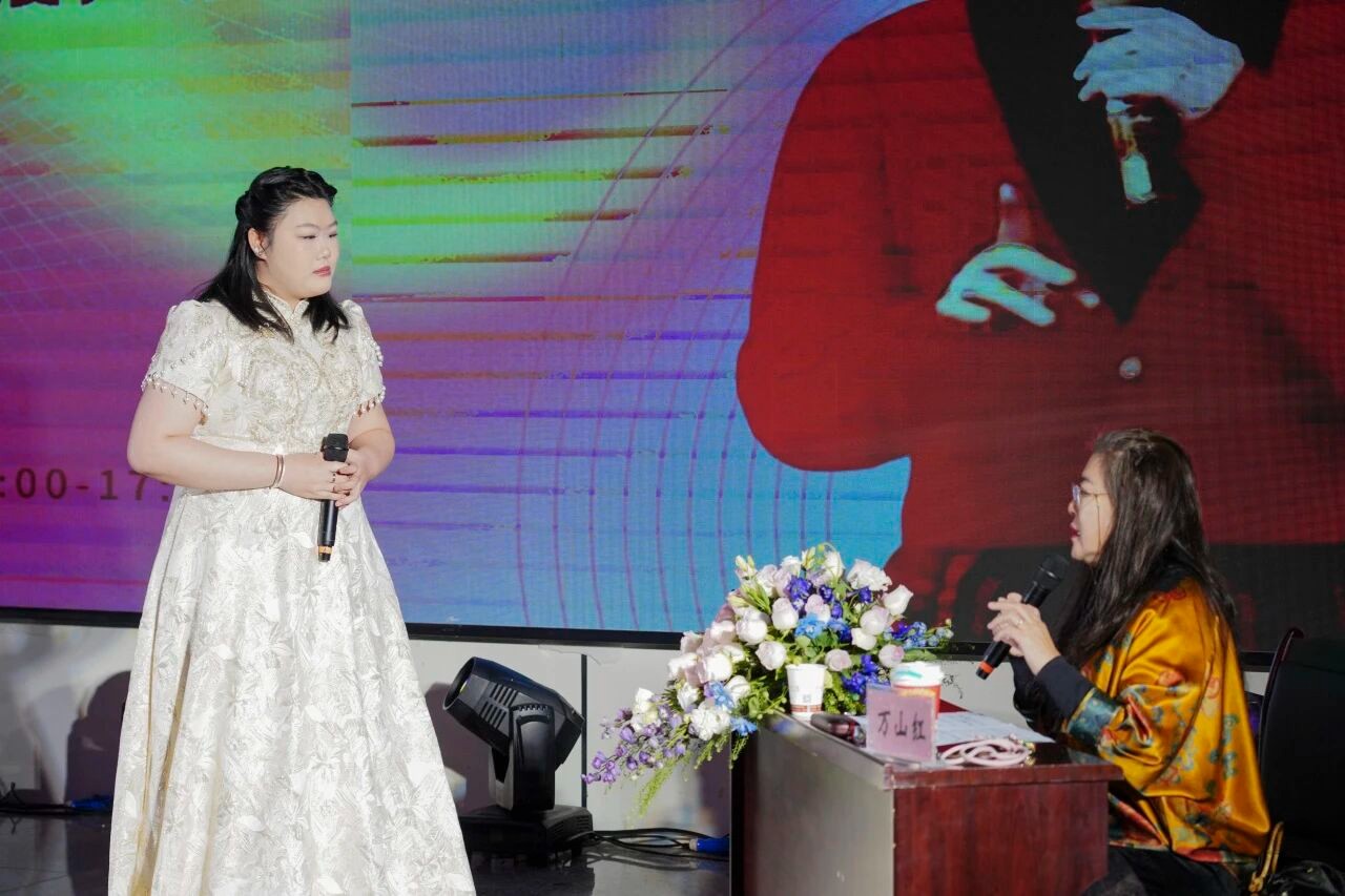 中国女高音歌唱家万山红老师莅临学校交流授课 第 4 张 中国女高音歌唱家万山红老师莅临学校交流授课 第 4 张