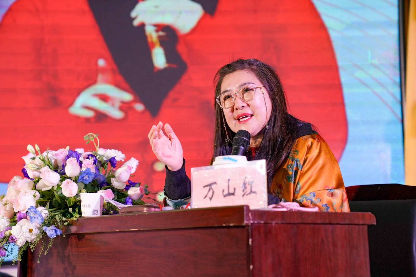 中国女高音歌唱家万山红老师莅临学校交流授课 第 1 张 中国女高音歌唱家万山红老师莅临学校交流授课 第 1 张