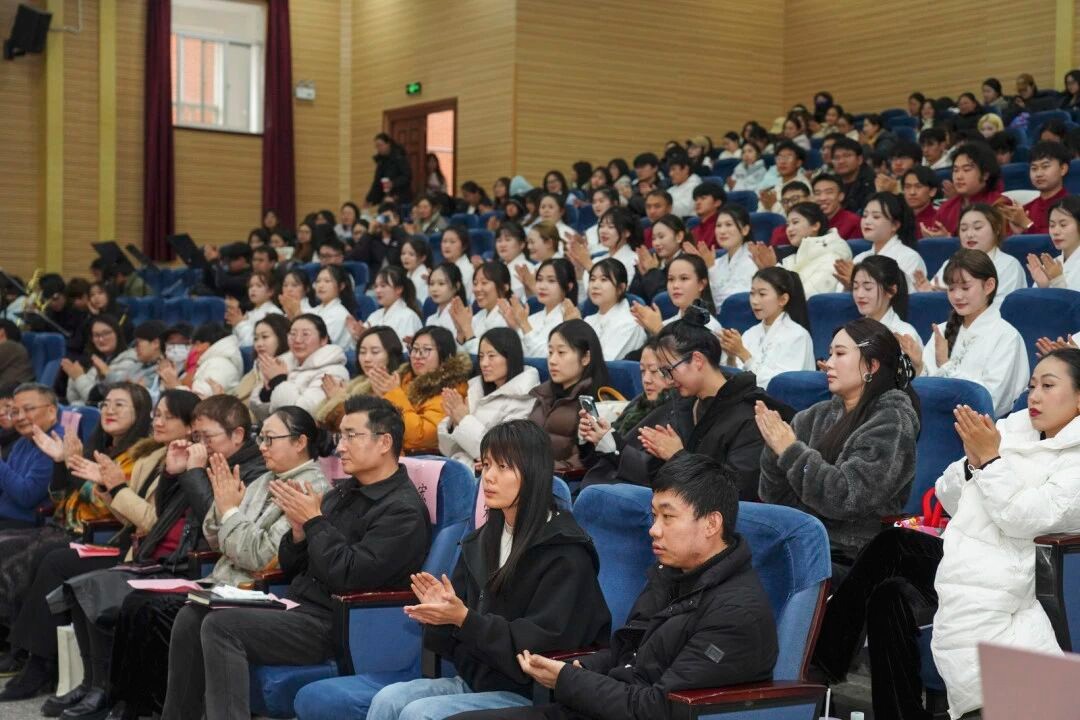 中国女高音歌唱家万山红老师莅临学校交流授课 第 7 张 中国女高音歌唱家万山红老师莅临学校交流授课 第 7 张