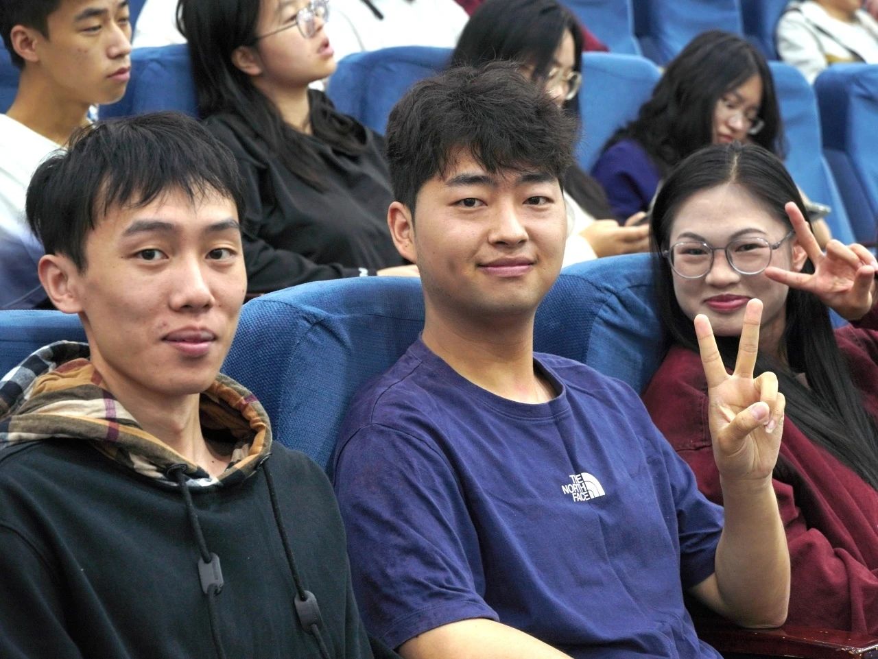 财不说再见!青春礼赞,逐梦起航 财会金融学院2025届毕业典礼圆满落幕 第 31 张 财不说再见!青春礼赞,逐梦起航 财会金融学院2025届毕业典礼圆满落幕 第 31 张