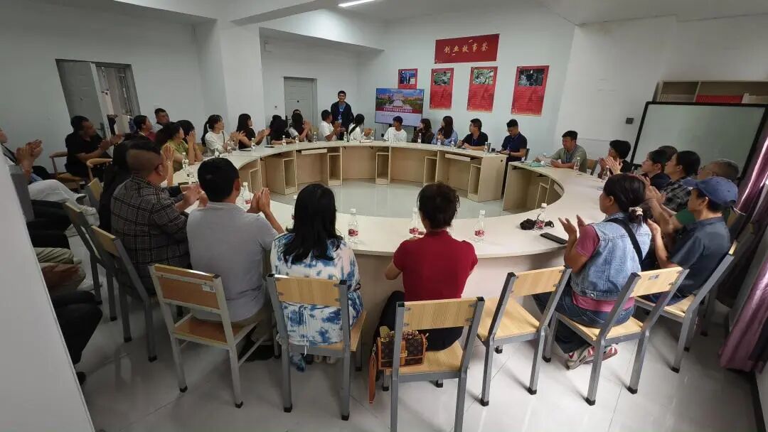 学院资讯｜家校携手启新程，财商共育谱华章：财经商贸学院新生家长座谈会圆满举行！ 第 1 张