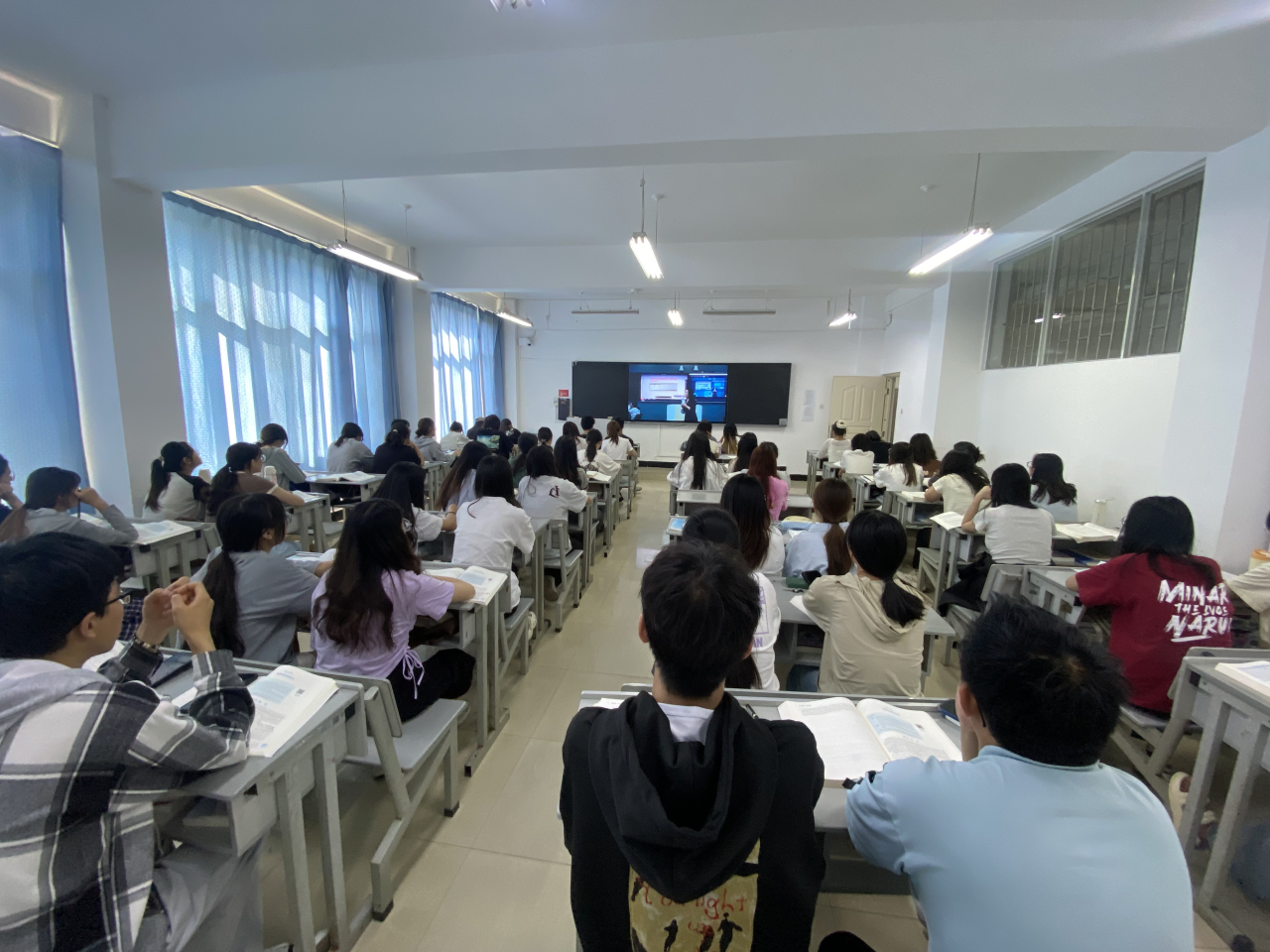 62.png 医学院药学、中药学专业参加云南中医药大学 省级一流课程化学分析示范课 第 2 张