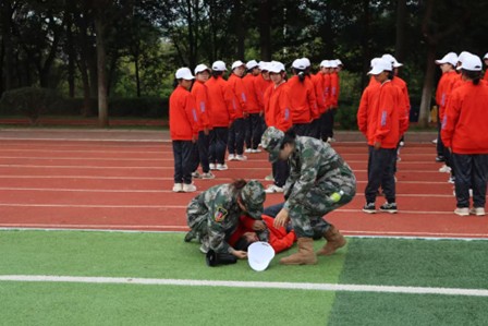 云南经济管理学院医学院：军训温情满场，青春暖意盈心 第 4 张