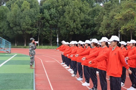 云南经济管理学院医学院：军训温情满场，青春暖意盈心 第 15 张