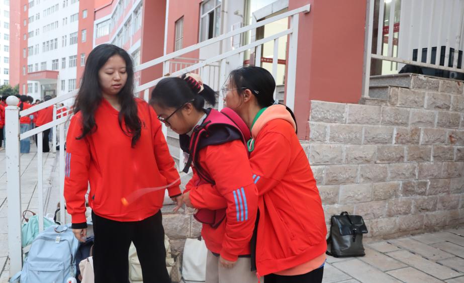 练“救命拥抱”,筑安全防线——医学院海姆立克急救早训开练 第 4 张 练“救命拥抱”,筑安全防线——医学院海姆立克急救早训开练 第 4 张