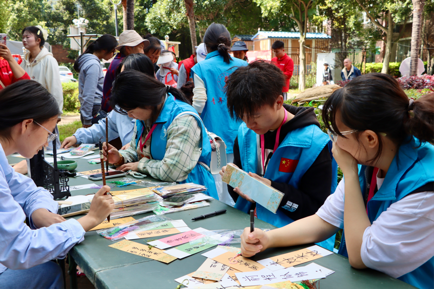 银发添雅韵·重阳习艺行|云南经济管理学院医学院墨韵轩书画协会走进宁湖社区开展公益活动 第 8 张