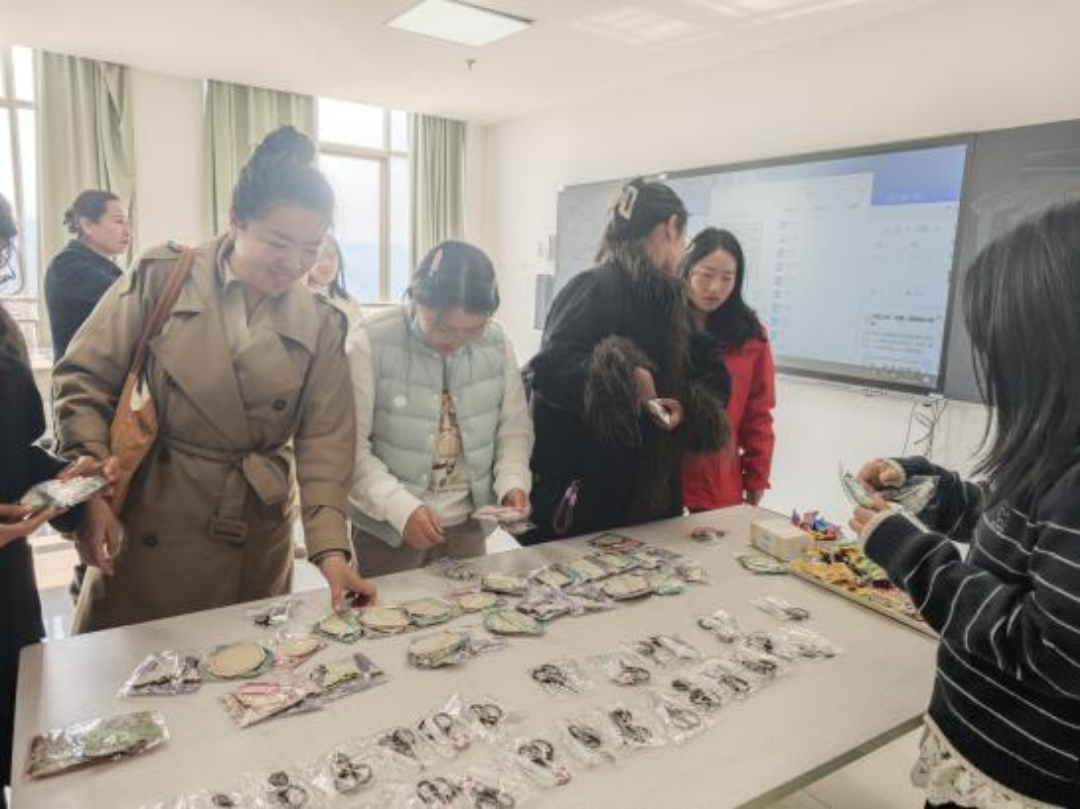 巧手匠心绽芳华 温情献礼妇女节——马克思主义学院工会庆“三八”主题活动 第 1 张