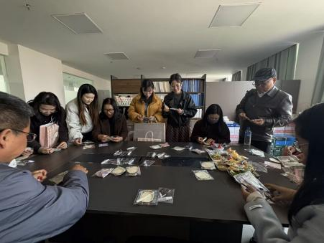 巧手匠心绽芳华 温情献礼妇女节——马克思主义学院工会庆“三八”主题活动 第 3 张