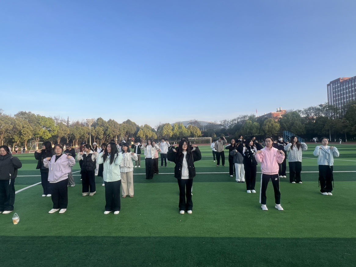 学院资讯 | 逐光向暖 律动财商 ——云南经济管理学院财经商贸学院“逐光”健康运动日师生联动纪实 第 2 张 学院资讯 | 逐光向暖 律动财商 ——云南经济管理学院财经商贸学院“逐光”健康运动日师生联动纪实 第 2 张